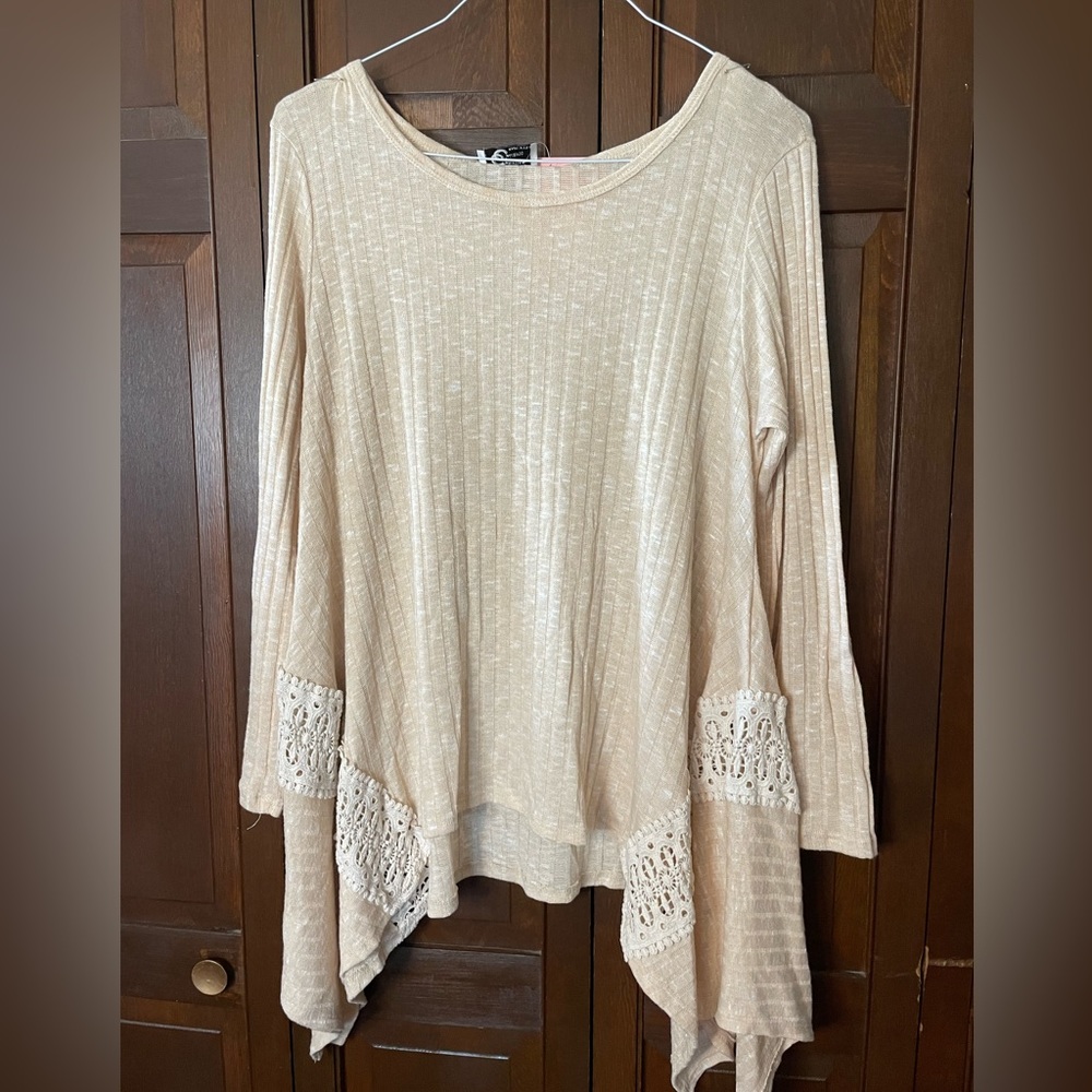 Christian Caliendo, Cream and Lace Tunic Top, Size Large. Made in the USA